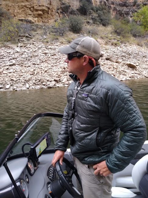 Bighorn Lake Powerboat - Searching for surface feeding carp on the bighorn Lake